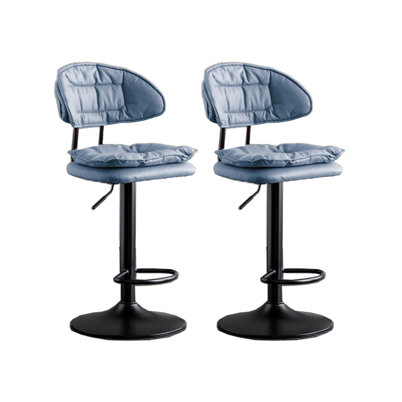 スカンジナビアのメタルバースツール生地屋内のマット仕上げの低腰カウンタースツール