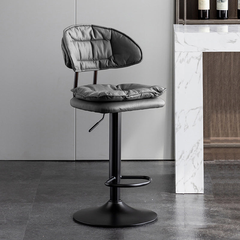 スカンジナビアのメタルバースツール生地屋内のマット仕上げの低腰カウンタースツール