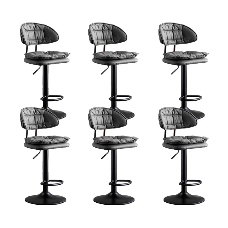 スカンジナビアのメタルバースツール生地屋内のマット仕上げの低腰カウンタースツール