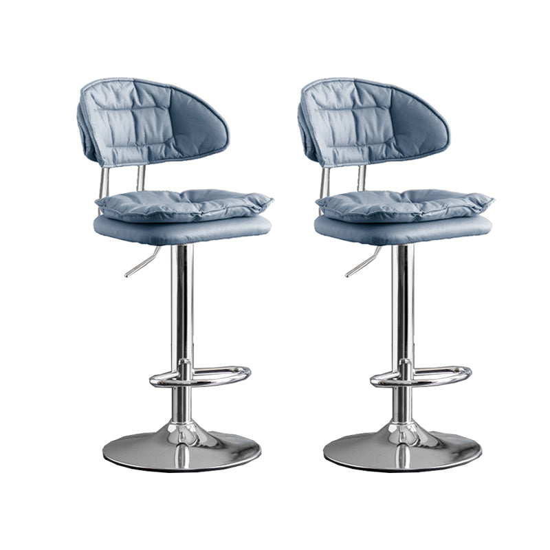 スカンジナビアのメタルバースツール生地屋内のマット仕上げの低腰カウンタースツール