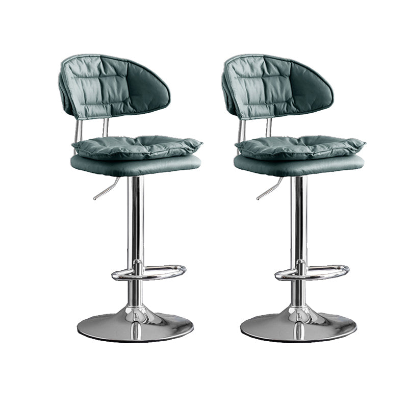 スカンジナビアのメタルバースツール生地屋内のマット仕上げの低腰カウンタースツール