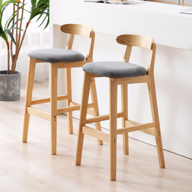 Coussin de tissu de tabouret en bois scandinave en finition mate pour intérieur