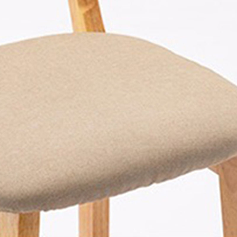 Coussin de tissu de tabouret en bois scandinave en finition mate pour intérieur