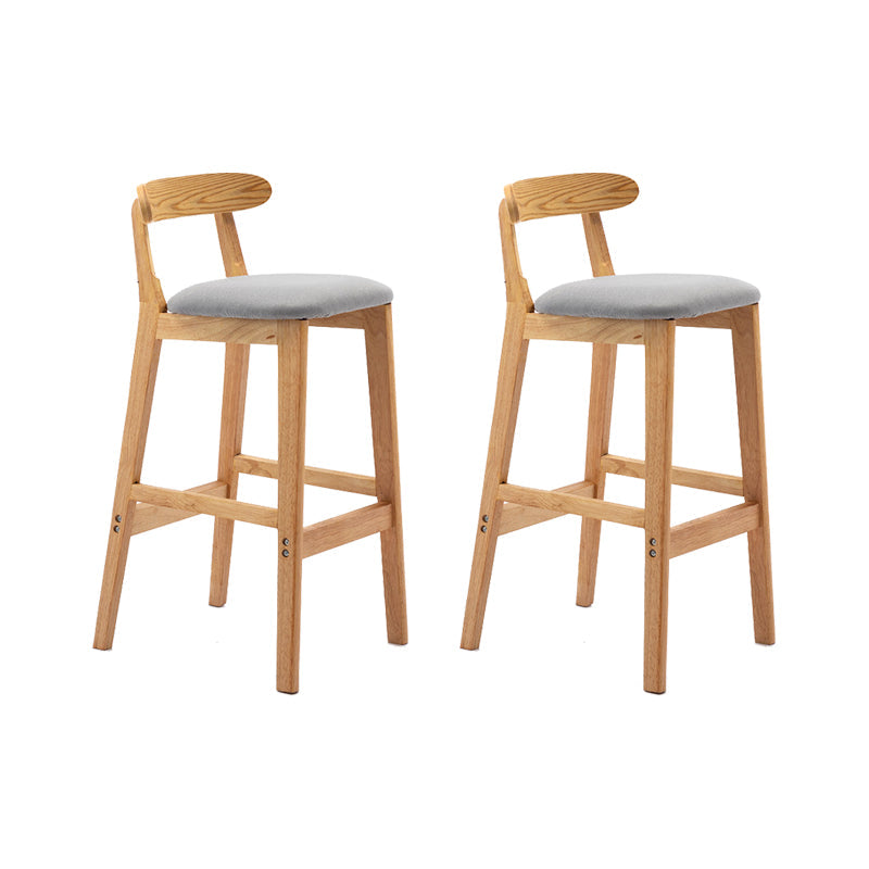 Coussin de tissu de tabouret en bois scandinave en finition mate pour intérieur