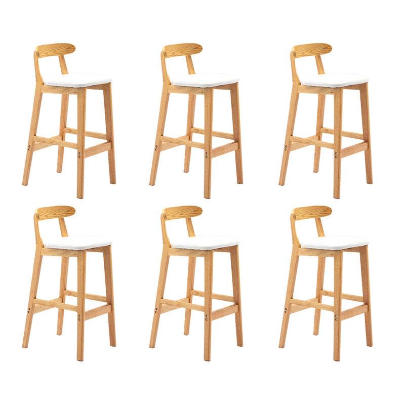 Cojín de tela de heces de madera escandinava en acabado mate para interiores