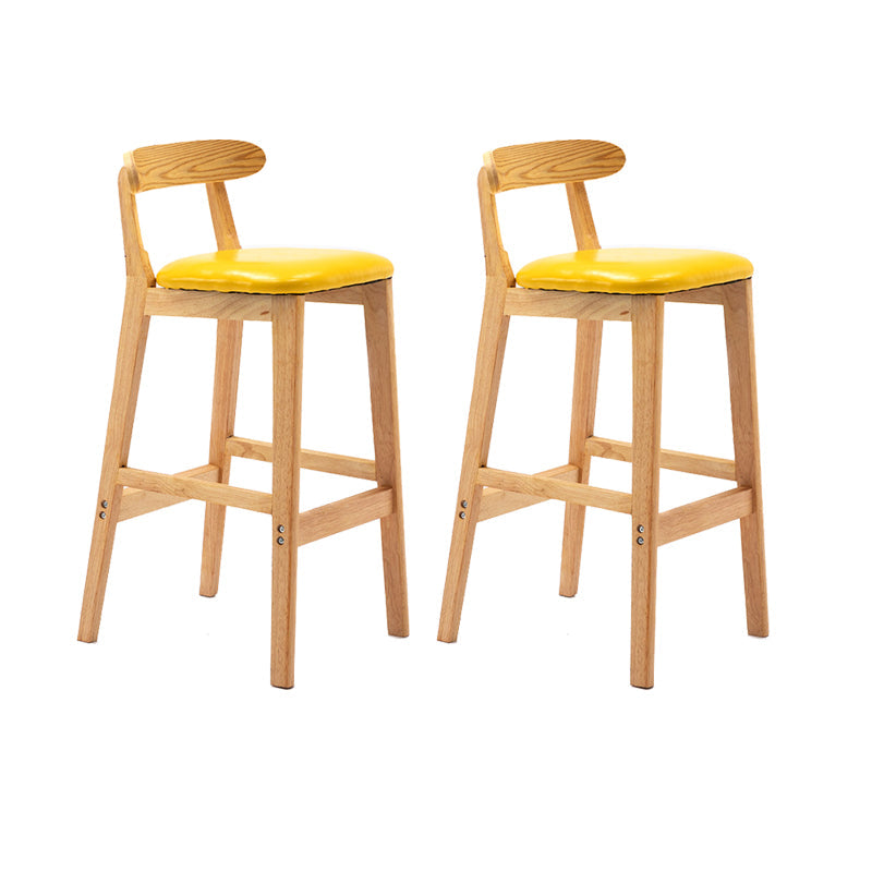 Coussin de tissu de tabouret en bois scandinave en finition mate pour intérieur