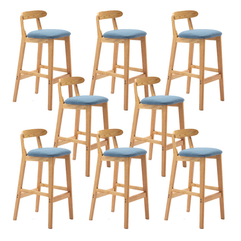 Coussin de tissu de tabouret en bois scandinave en finition mate pour intérieur