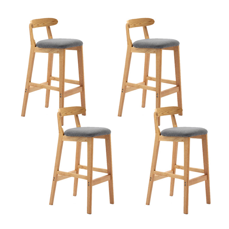 Coussin de tissu de tabouret en bois scandinave en finition mate pour intérieur