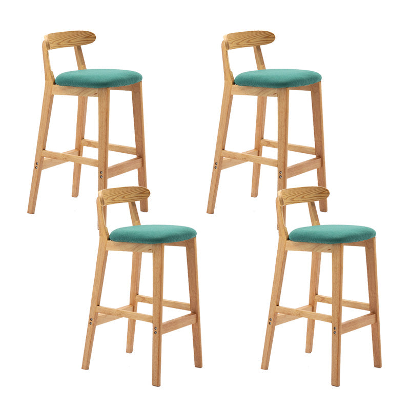 Coussin de tissu de tabouret en bois scandinave en finition mate pour intérieur