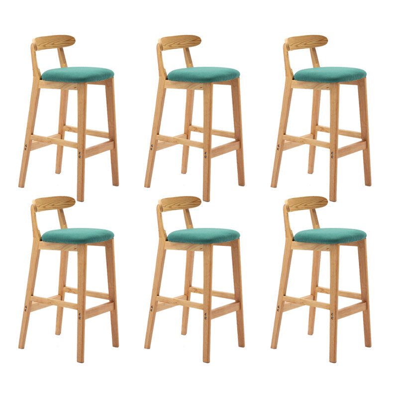 Coussin de tissu de tabouret en bois scandinave en finition mate pour intérieur