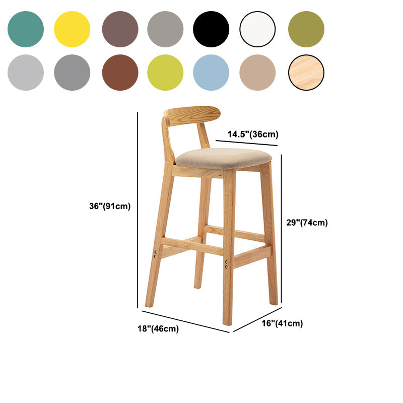 Coussin de tissu de tabouret en bois scandinave en finition mate pour intérieur