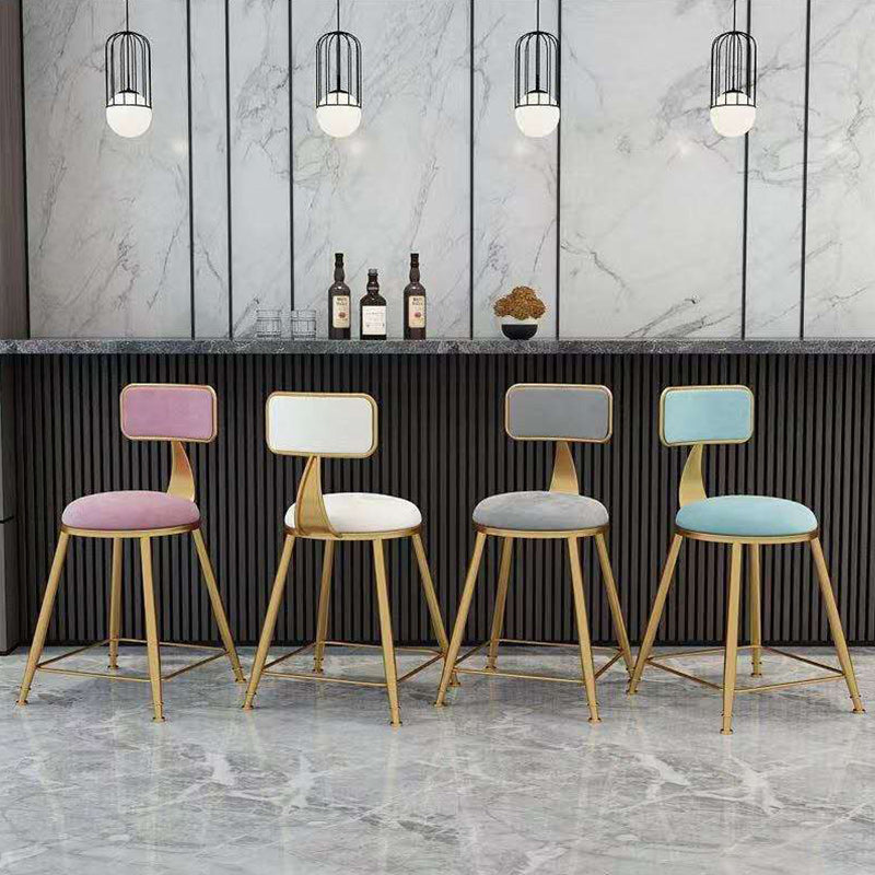 Tabouret de comptoir à dos de dos glamour tabouret de bar en fer avec coussin en velours et pédale pour la cuisine