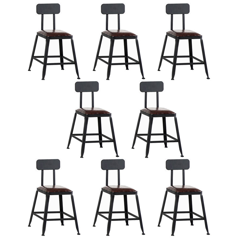 Sgabello da bar in ferro da banco senza braccio industriale con cuscino in pelle e pedale per il caffè