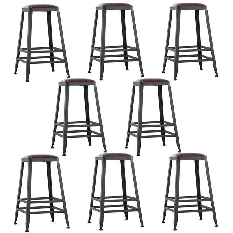 Sgabello da bar in ferro da banco senza braccio industriale con cuscino in pelle e pedale per il caffè