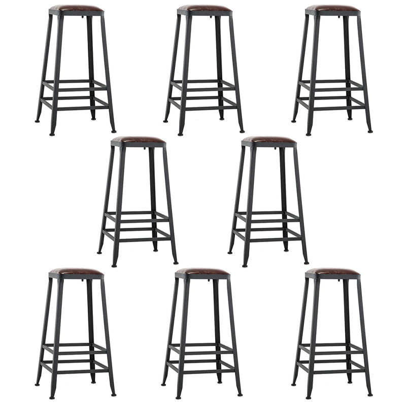 Sgabello da bar in ferro da banco senza braccio industriale con cuscino in pelle e pedale per il caffè