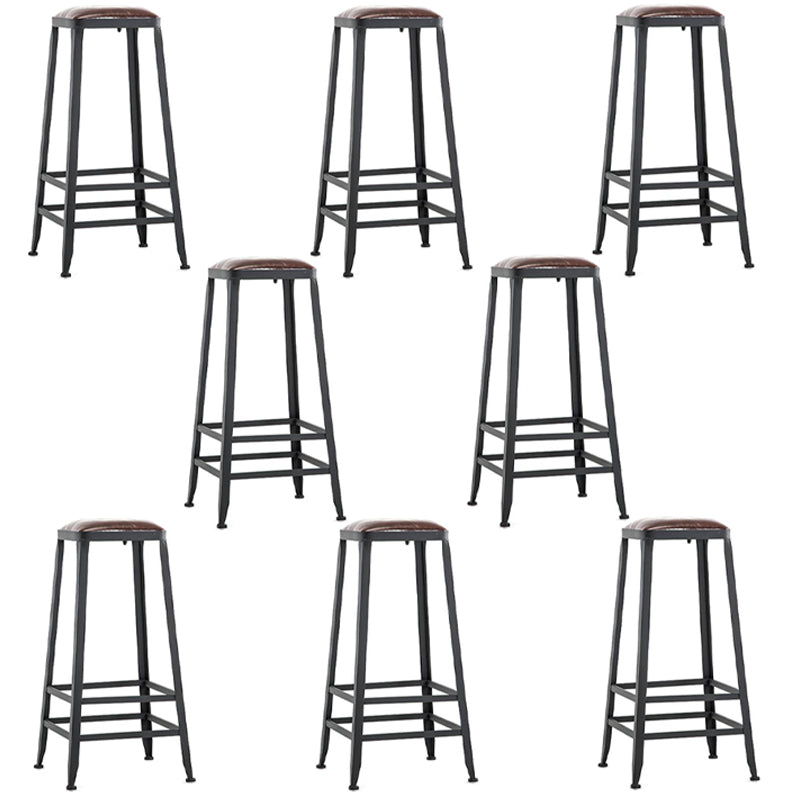 Sgabello da bar in ferro da banco senza braccio industriale con cuscino in pelle e pedale per il caffè