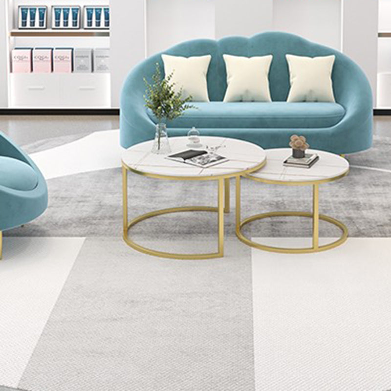 Canapé canapé incurvé contemporain en velours canapé de bras en pente pour le salon