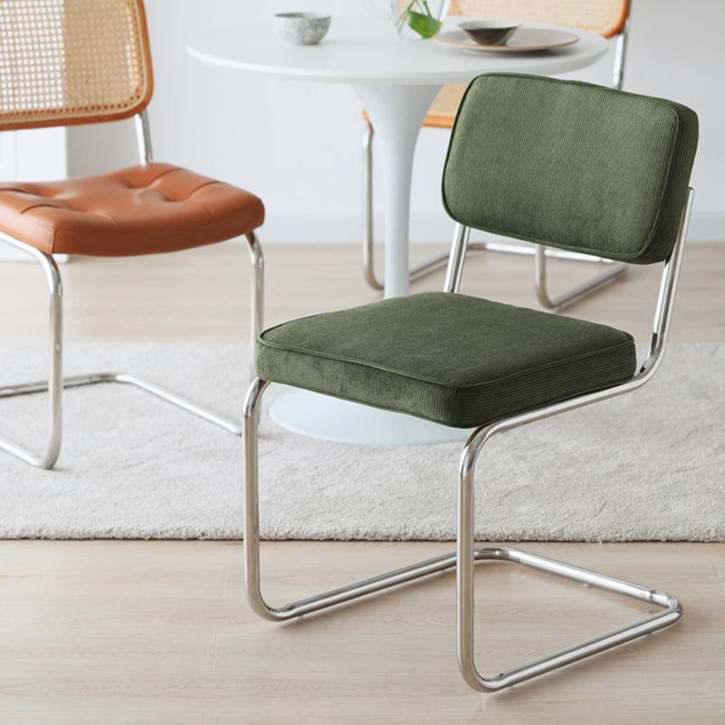 16.54 "広いスカンジナビアスタイルのシングルソファチェア固定されたバックされた腕のない椅子