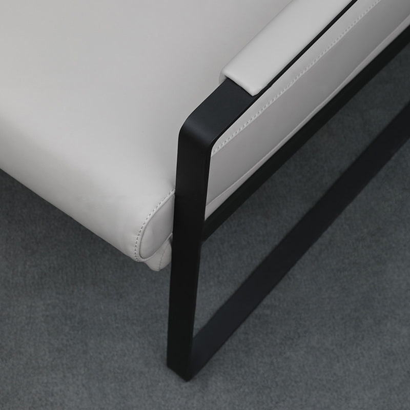 Sedia a braccio di slitta moderna di metà secolo in finta poltrona di accento in pelle per soggiorno