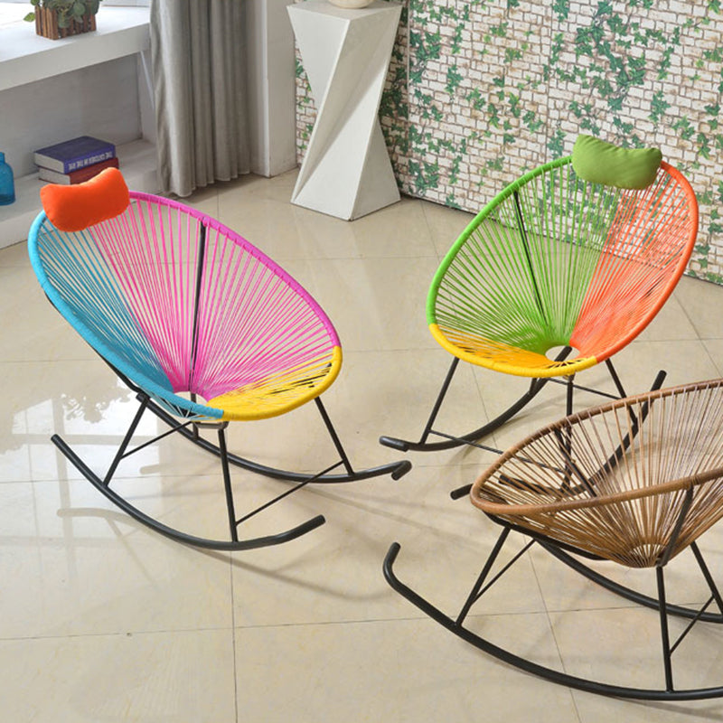 Sedia accento a dondolo contemporaneo in metallo e sedia da bilanciere di vimini 28.3 "x 43.3" x 35.4 "