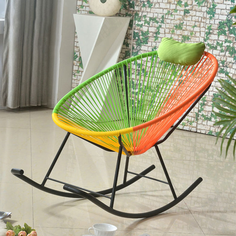 Sedia accento a dondolo contemporaneo in metallo e sedia da bilanciere di vimini 28.3 "x 43.3" x 35.4 "