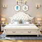 Victoriaans wit houten bed met Camelback -hoofdeinde en nagelheadafwerking