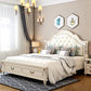 Victoriaans wit houten bed met Camelback -hoofdeinde en nagelheadafwerking