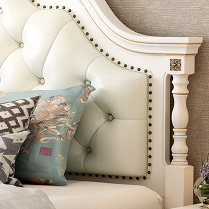 キャメルバックのヘッドボードとネイルヘッドトリム付きビクトリア朝の白い木製ベッド