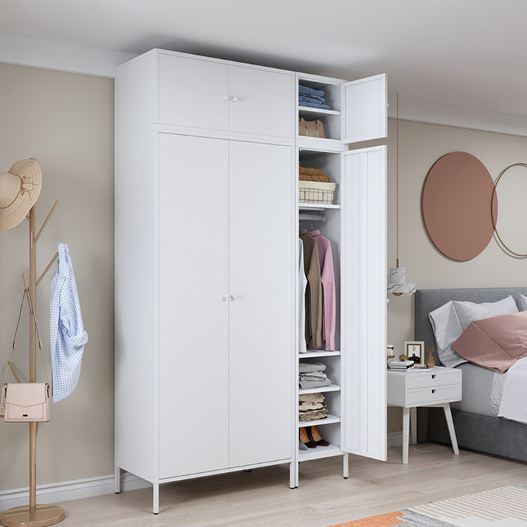 Eigentijdse kast voor huismetallic afwerking opbergkast