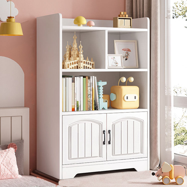 Libreria moderna Scaffale standard ingegnerizzato in legno chiuso per il soggiorno.