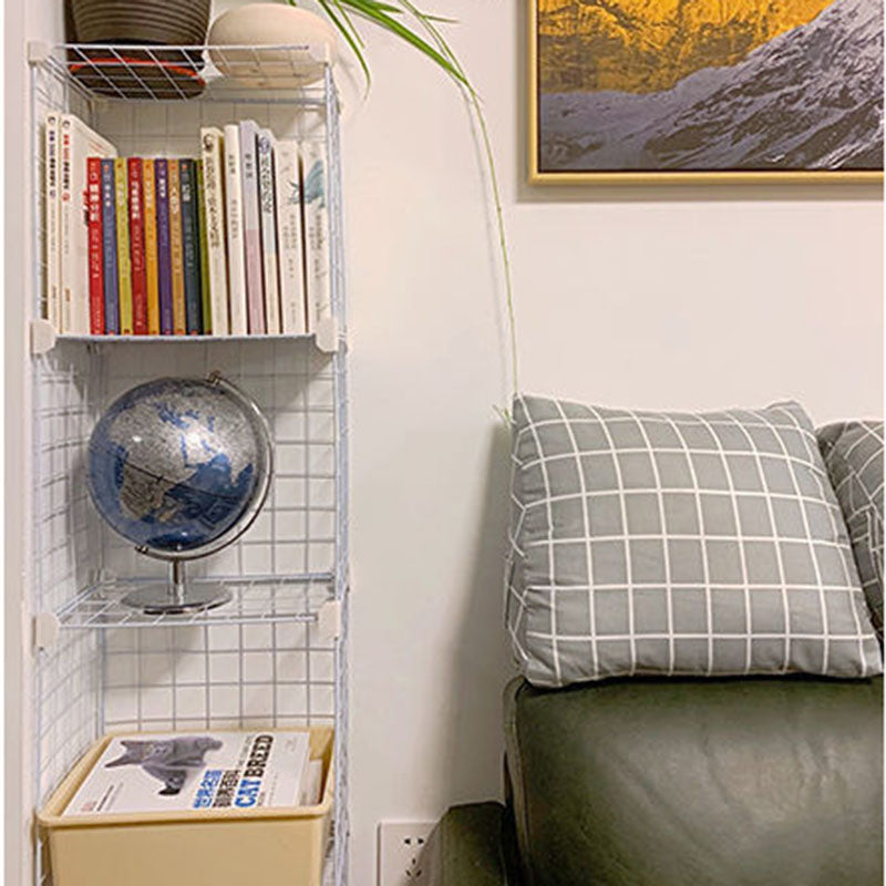 Libreria di scaffali di metallo contemporanea chiusa.