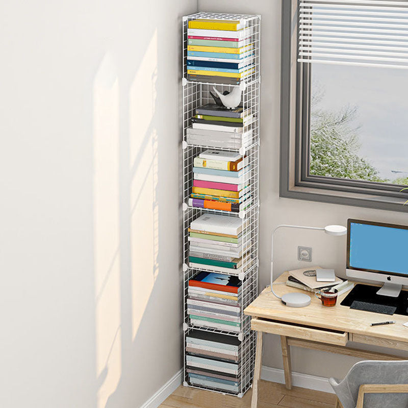 Libreria di scaffali di metallo contemporanea chiusa.