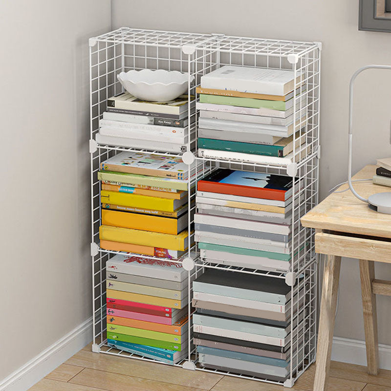 Libreria di scaffali di metallo contemporanea chiusa.