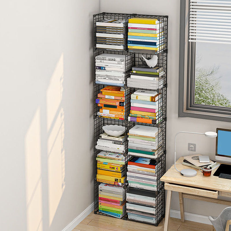 Libreria di scaffali di metallo contemporanea chiusa.