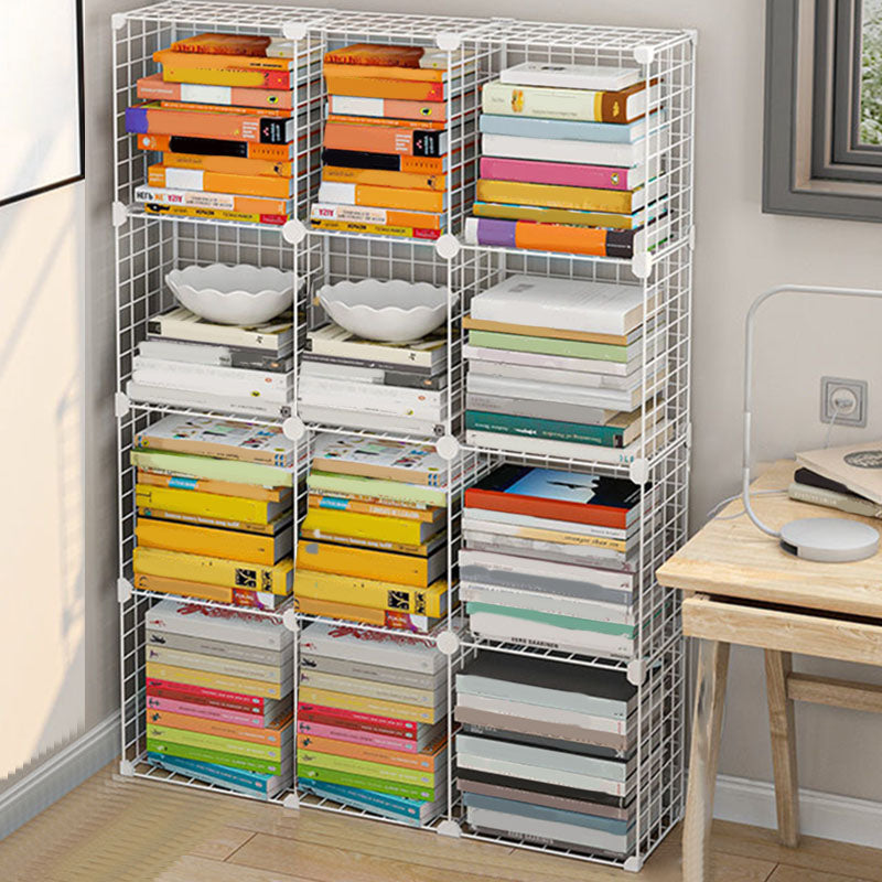 Libreria di scaffali di metallo contemporanea chiusa.