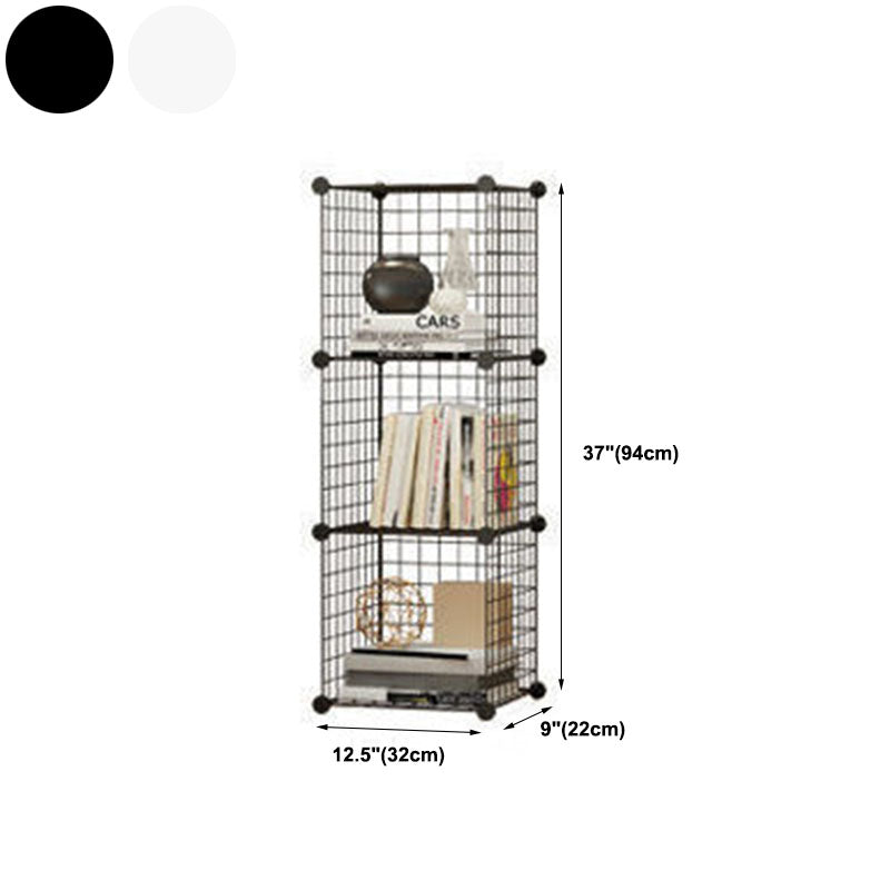 Libreria di scaffali di metallo contemporanea chiusa.