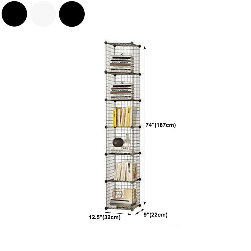 Libreria di scaffali di metallo contemporanea chiusa.