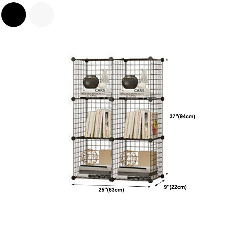 Libreria di scaffali di metallo contemporanea chiusa.