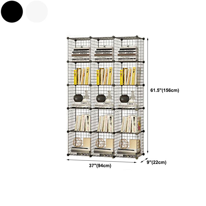Libreria di scaffali di metallo contemporanea chiusa.