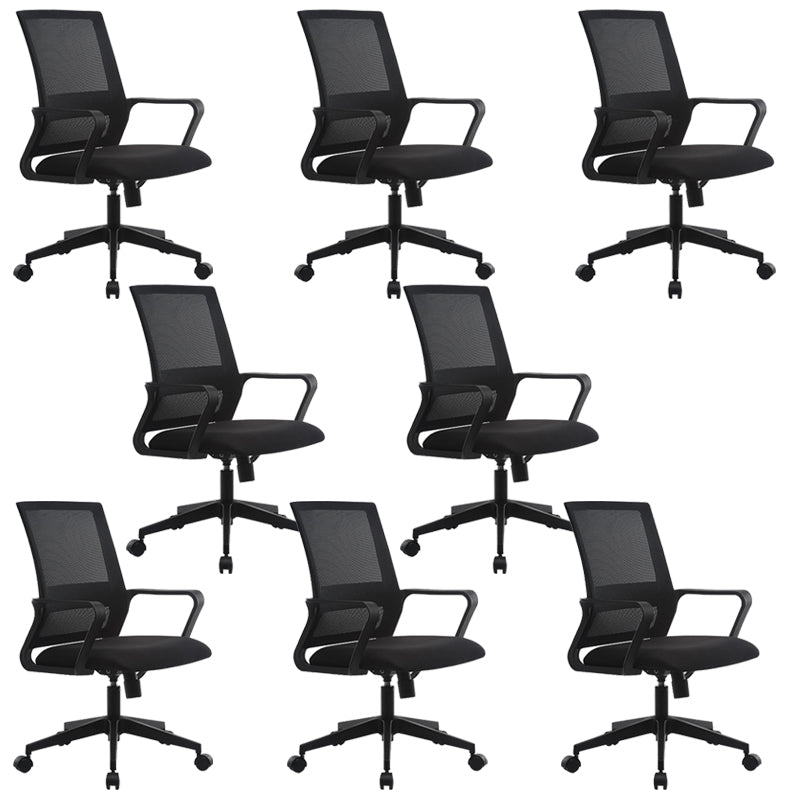 Schwarzer Stuhl aus Kunstleder und Netzstoff, gepolsterter Bürostuhl mit mittlerer Rückenlehne