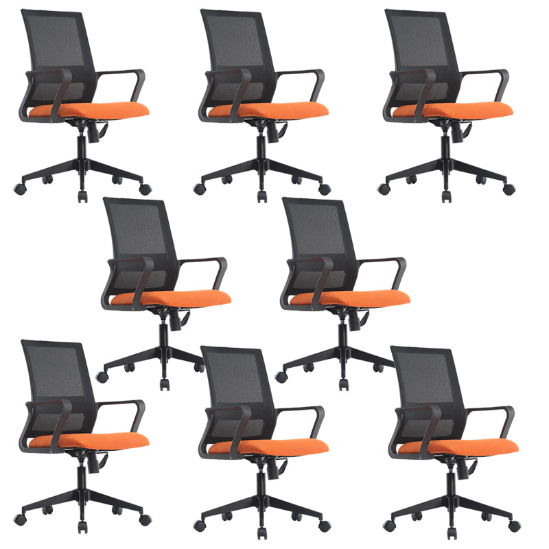 Schwarzer Stuhl aus Kunstleder und Netzstoff, gepolsterter Bürostuhl mit mittlerer Rückenlehne