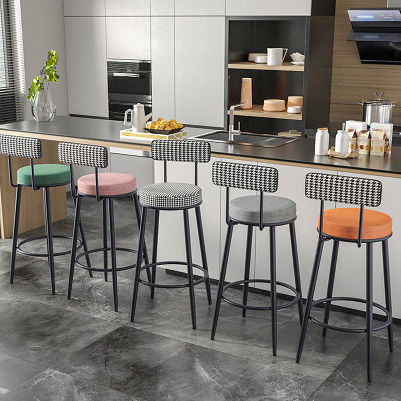 Stoffen ronde stoel aanrecht Stool Scandinavische lage rug barkruk met 4 zwarte ijzeren benen