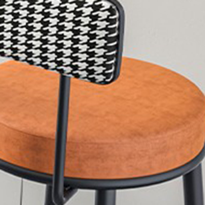Stoffen ronde stoel aanrecht Stool Scandinavische lage rug barkruk met 4 zwarte ijzeren benen