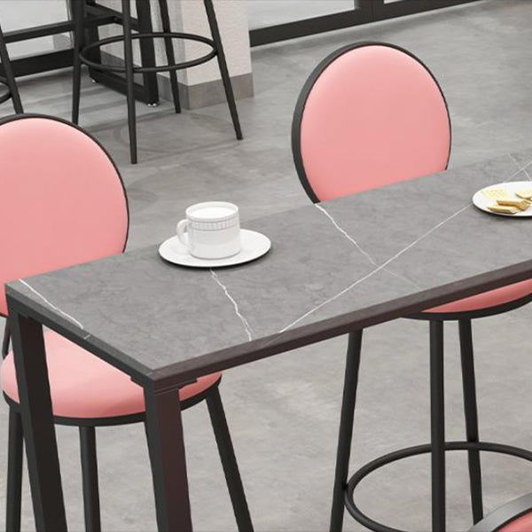 Industrieller rechteckiger Bistrotisch mit mattierter Steinplatte