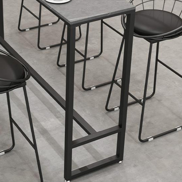 Industrieller rechteckiger Bistrotisch mit mattierter Steinplatte