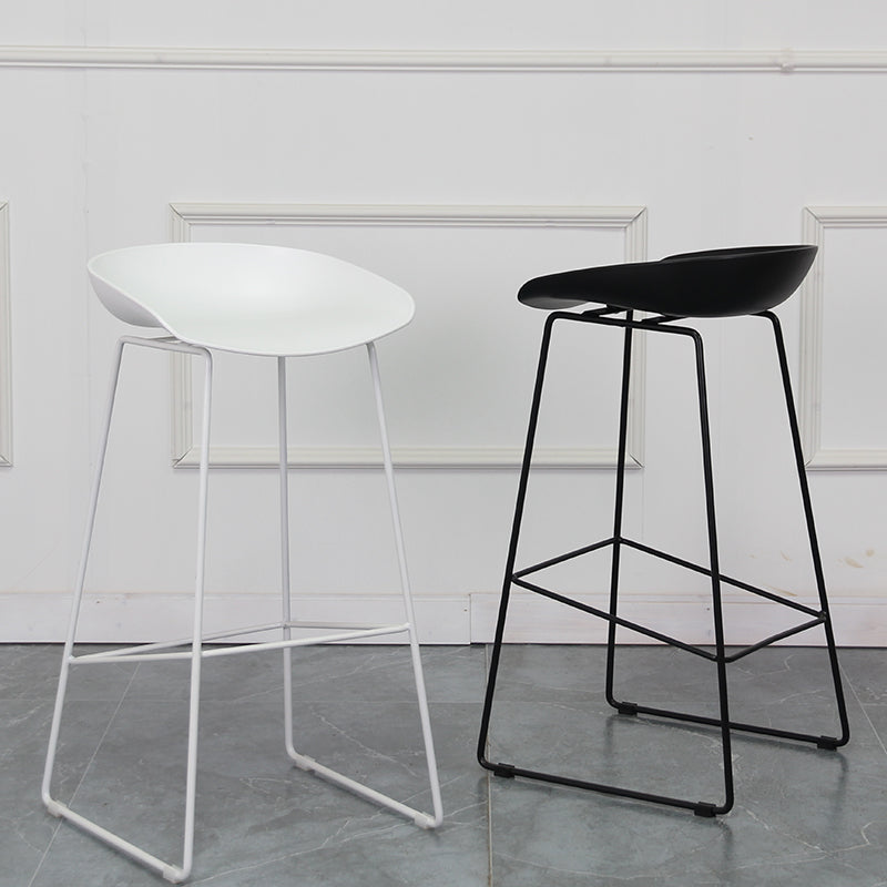 Scandinavian Plastic Bar Stools Footrest Indoor Counter Stool with Metal Legs