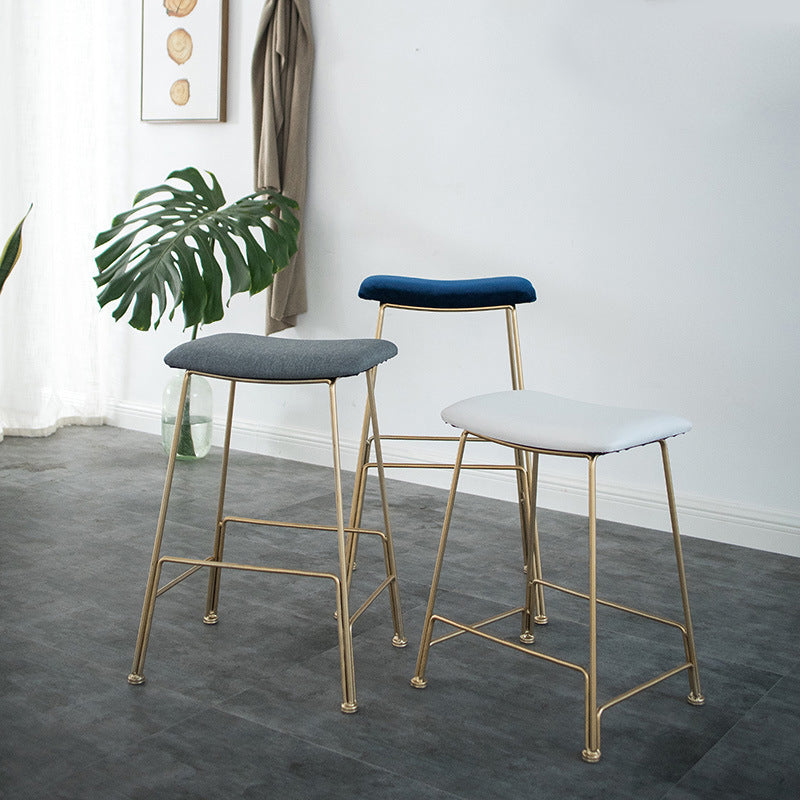 Glam Metallhocker gepolsterte Thekenhocker im matten Finish für Innenräume