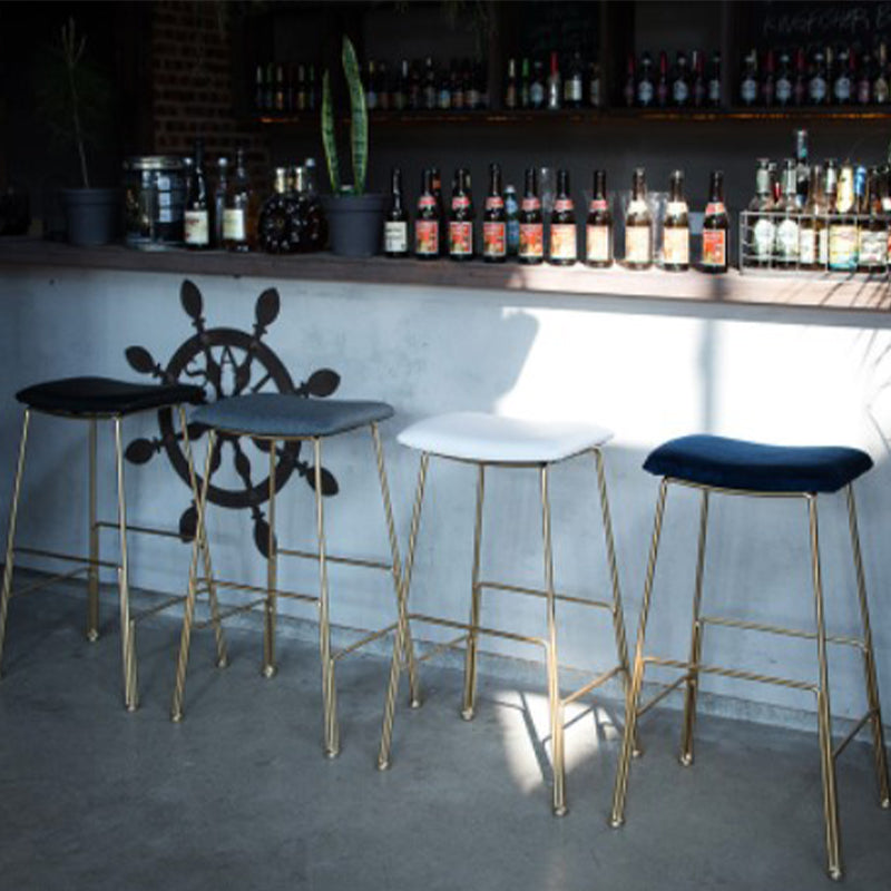 Glam Metallhocker gepolsterte Thekenhocker im matten Finish für Innenräume