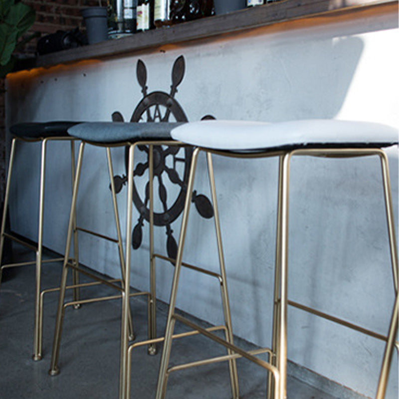 Glam Metallhocker gepolsterte Thekenhocker im matten Finish für Innenräume