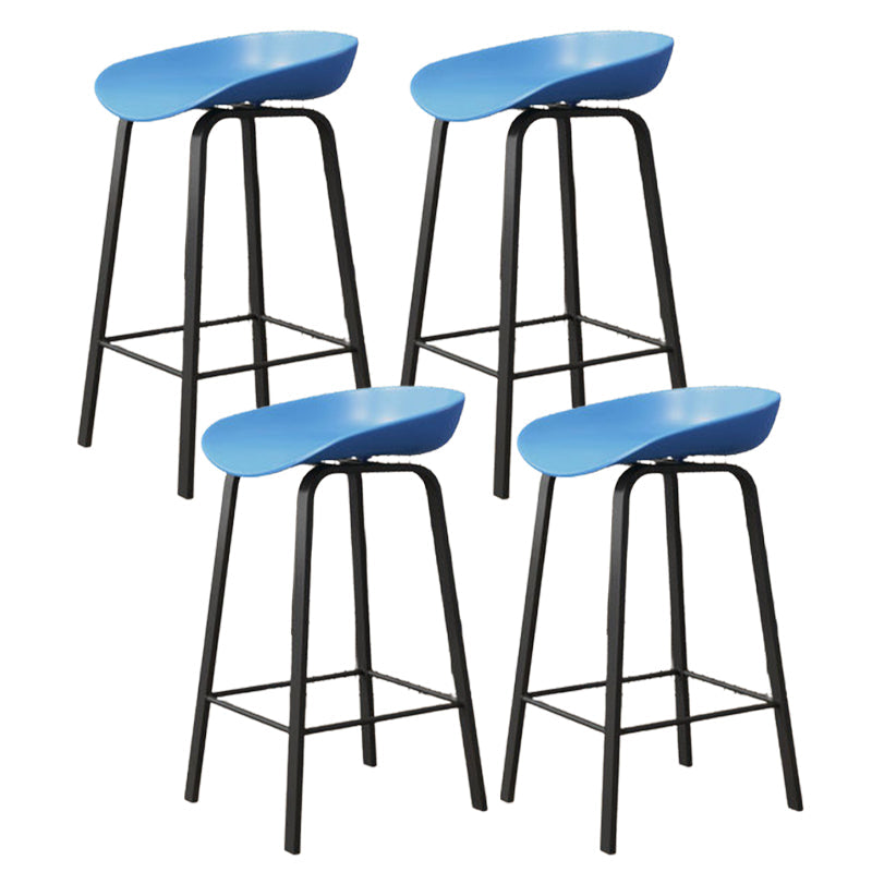 アクリルシートとミルクティーショップ用のペダルを備えたモダンバックレストカウンタースツール鉄のバースツール